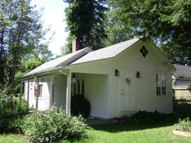 Building photograph for 16 RIVERVIEW RD